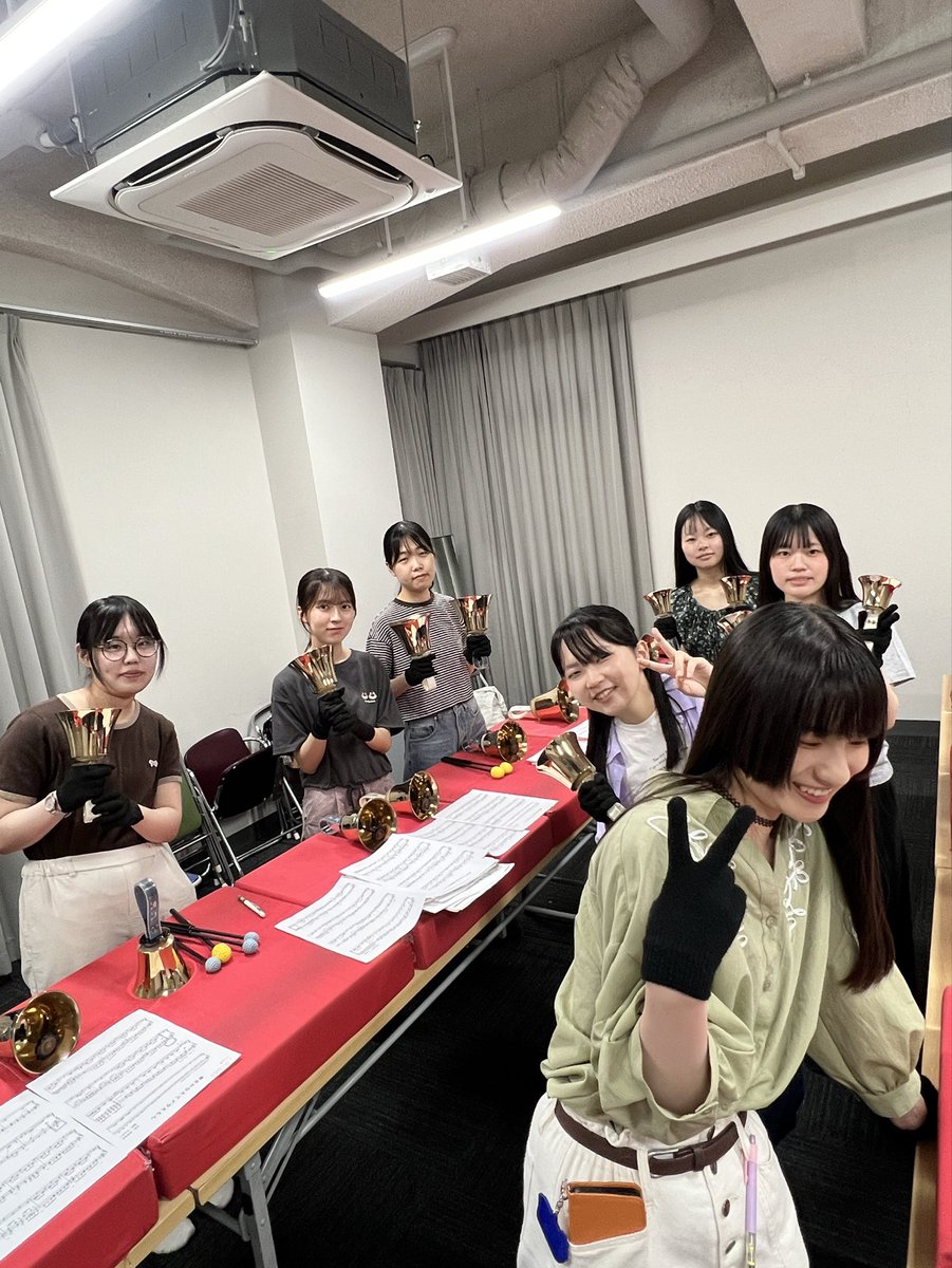 doshisha_bell's tweet photo. こんにちは！同志社大学ハンドベル･クワイアです🔔

期末試験も終わり、夏休みに入りました☀️
今日は約1ヶ月ぶりの練習♪
8月には合宿、9月には学外演奏があります！
充実した夏になりそうです🍉

素敵な演奏ができるよう、頑張ります💪

 #ハンドベル  #同志社  #同女  #同志社大学  #同志社女子大学 https://t.co/j5d0YROdZo