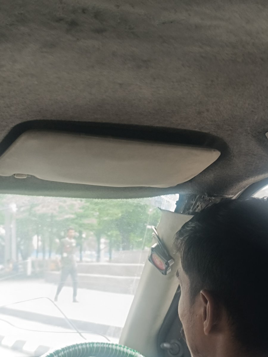SurajAsnani3's tweet photo. @Uber_Support  look at cabs you allow to operate... pathetic cabs 
Not safe
Terrible experience at Kolkata...
I don't know how you guys do quality checks....
Zoom this pic and check https://t.co/fbQAquCudZ