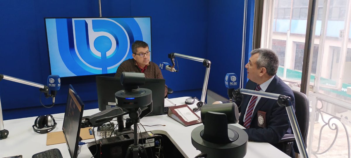 PDI_CHILE's tweet photo. 🎙️ Entrevista | El Prefecto Inspector Óscar Bacovich, Jefe Nacional de Asuntos Públicos de la PDI y el Subprefecto Rodrigo Zamora, Director del Centro de Capacitación Profesional conversaron con el programa radial de Radio BioBio Concepción @biobiochile sobre el traslado del Centro de Capacitación Profesional de la PDI a Talcahuano, donde se formarán los futuros agentes policiales de la Institución. Además, abordaron el proceso de admisión para Agentes Policiales 2027, cuyas postulaciones finalizan este 7 de agosto.
