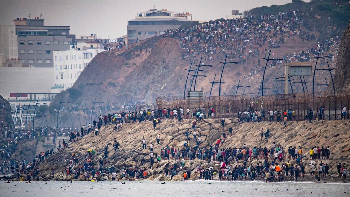 LBleuBlancRouge's tweet photo. 🚨‼️ La Police nationale espagnole et la Guardia Civil ont identifié au moins une dizaine de DJIHADISTES parmi les migrants entrés massivement à Ceuta la semaine dernière.

Ces personnes avaient déjà été condamnées pour djihadisme en Espagne, puis expulsées vers le Maroc…
Elles sont de nouveau sur le territoire espagnol.

Un rappel glaçant : les frontières poreuses ne laissent pas seulement passer des migrants, mais aussi des menaces déjà connues des services antiterroristes.