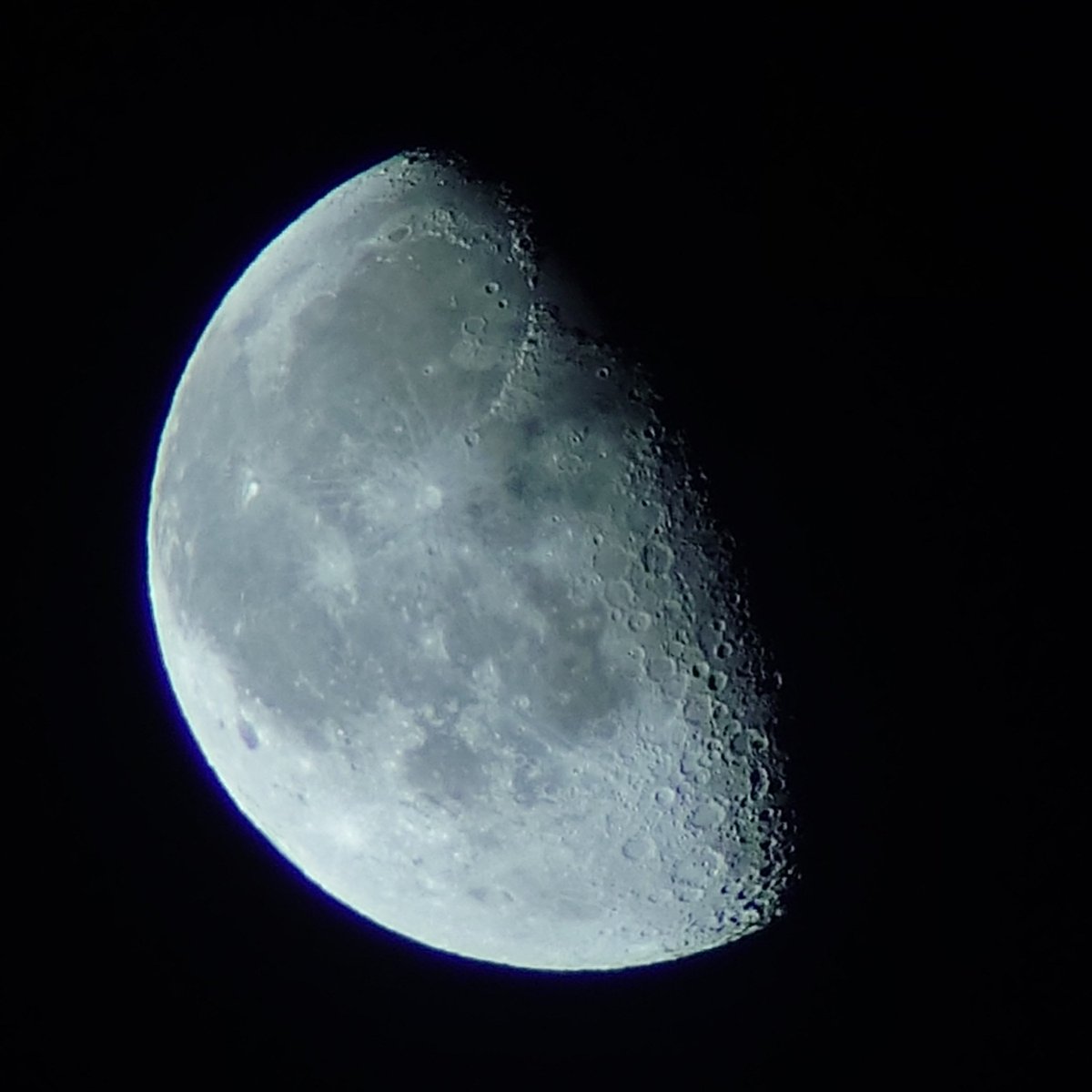 nokanan12's tweet photo. 二十二夜の月、二十日余りの月。朝から快晴の良いお天気の1日、雲1つ無い快晴の札幌の夜空は14.2℃と冷える。 https://t.co/kBAOmkRdRk