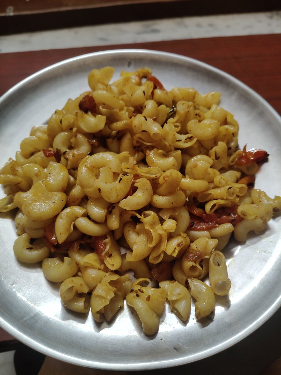 riyasharma5873's tweet photo. my freege was empty so I had no other option but to cook this🥲🌿 https://t.co/XUinAhOohf