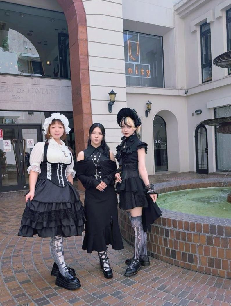 miho_f04's tweet photo. ミホマツダスタッフでお出掛け🖤
休館日でしかなかなか集まれないから楽しかった〜！

作画が違う3人が共通のブランドが好きで働いているの改めてスゴい…😮

ALTにコーデ詳細載せました👗 https://t.co/8xStuxBP2M