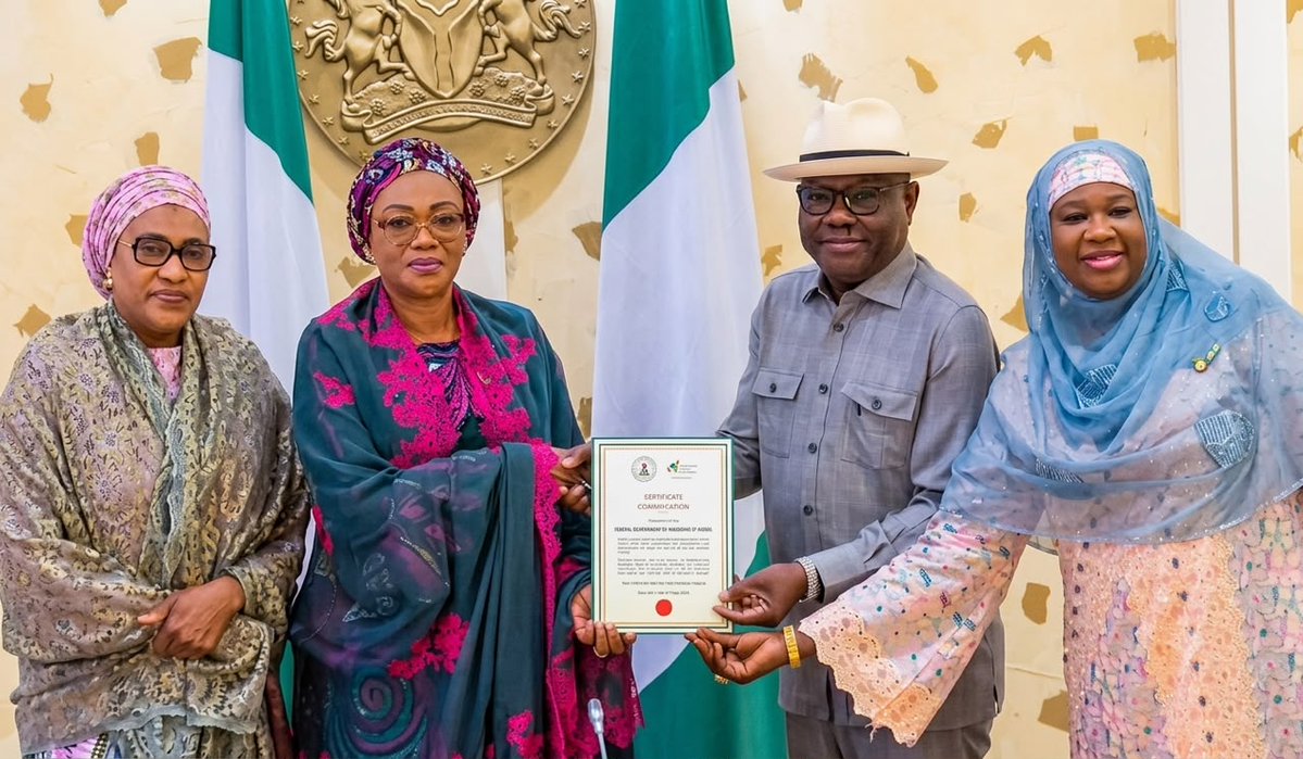 NTA_NEWS24's tweet photo. First Lady Honours FCT Minister Wike for Abuja City Gate Transformation, Calls on Governors to Prioritise a Cleaner Nigeria

The First Lady, Senator Oluremi Tinubu, has commended the FCT Minister, Nyesom Wike, for transforming the Abuja City Gate, describing him as a torchbearer for environmental sustainability under the Renewed Hope Initiative (RHI).

Presenting a Certificate of Commendation, she praised the project as a model for other states and urged governors across the country to intensify efforts to keep their cities clean, promote proper waste disposal, reduce plastic pollution, and create healthier communities for present and future generations.

Do you think every state should emulate the FCT's environmental transformation efforts? Share your thoughts in the comments.
