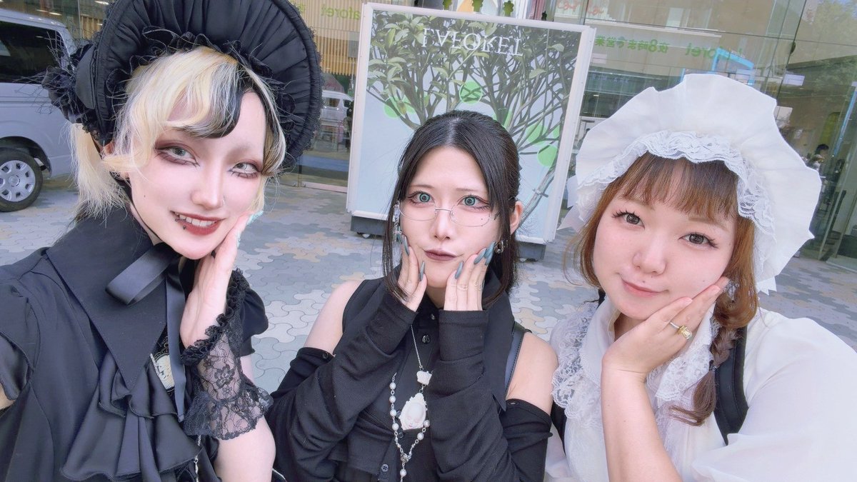 miho_f04's tweet photo. ミホマツダスタッフでお出掛け🖤
休館日でしかなかなか集まれないから楽しかった〜！

作画が違う3人が共通のブランドが好きで働いているの改めてスゴい…😮

ALTにコーデ詳細載せました👗 https://t.co/8xStuxBP2M