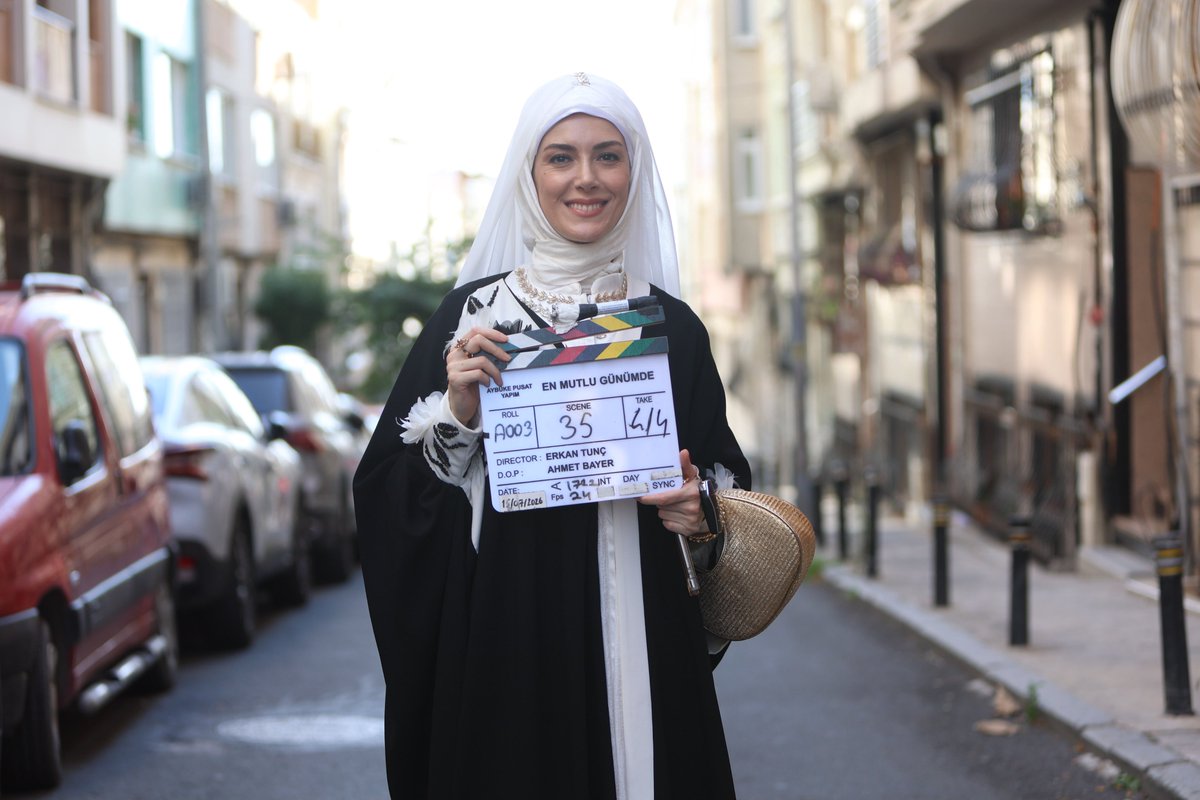 birsenaltuntas1's tweet photo. Aybüke Pusat’ın “En Mutlu Günümde” filminden ilk kareler
 
♦️Aybüke Pusat, çekimleri geçtiğimiz günlerde tamamlanan “En Mutlu Günümde” filminin hem yapımcısı, hem de başrol oyuncusu olarak kariyerinde yeni bir sayfa açtı. Senaryosu ve yönetmenliği Erkan Tunç imzası taşıyan filmin yapımcısı olan Pusat, ilk defa hem kameranın arkasında hem de önünde görev aldı.

KİM KİMİ CANLANDIRDI?
♦️Aybüke Pusat’ın Nesrin'i oynadığı “En Mutlu Günümde”de Halil Babür “Ercan”a, Reha Özcan “Kerem”e, Elit Andaç Çam “Ahsen”e, Erşan Utku Ölmez “Mevlüt”e, Arın Kuşaks��zoğlu “Lokman”a, Ebru Aytürk “Rukiye”ye hayat verdi. Film bir cemaatin himayesinde, birbirlerini hiç tanımadan evlendirilen Ercan (Hali Babür) ve Nesrin'in (Aybüke Pusat) hikâyesini beyazperdeye taşıyor. İşte tüm detaylar... 👇
https://t.co/ALByjClEUh