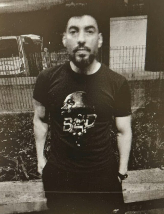 WalhallaMann's tweet photo. Duro como infancia en Siria.

Así encontraron a Facundo Moyano hoy a la mañana después de que su pareja escapara del cautiverio al que la tenía sometida. https://t.co/xlneCfIpJl