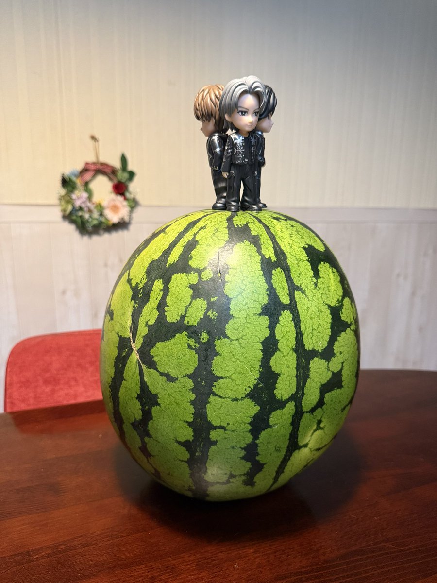 patukinotoko's tweet photo. きしひら💜♥️お花の会💐
5大ドーム＆ワールドツアーお祝い🥂

♥️ーこちゃんから頂いたまぁるいスイカにNumber_iを乗せたら地球🌎みたい🍉
待ってろ、世界ー！！！

#Number_i
#Number_i_LYs https://t.co/XSb09MK0y0