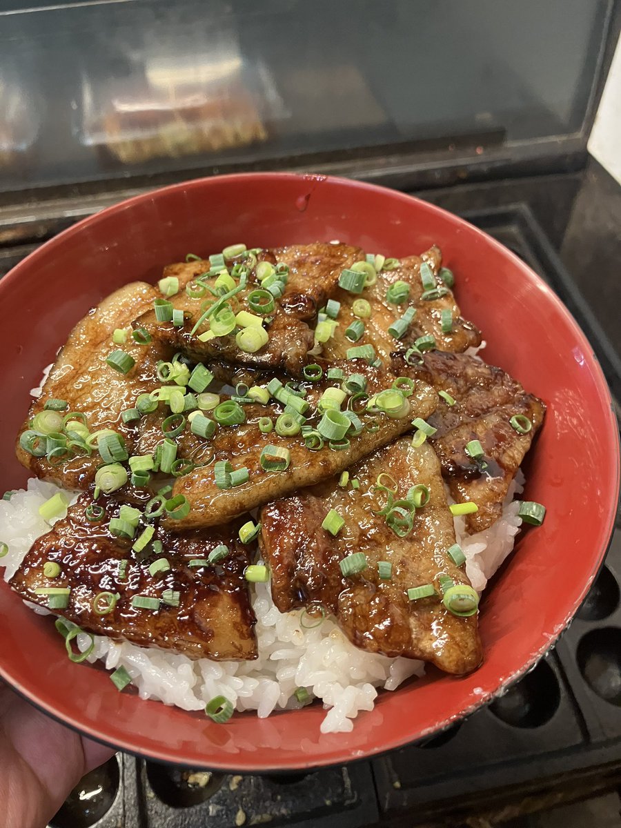honnmamon's tweet photo. ほんま門です。

近くに豚丼屋さんがオープンしたので真似をして賄いで豚丼作りました！

そして、週刊実話の最新刊にてほんま門が紹介されました！
なかなか本屋さんやコンビニで買いづらいって方はほんま門にありますので読み来てください！ https://t.co/ocYd0CVNtz