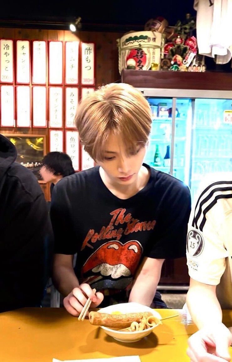 ewuoshx's tweet photo. 아니 난 한태산이 음식 앞에 있는게 넘 웃김
걍 음식을 안 먹어본 사람 같아 https://t.co/75kPj5CTEq