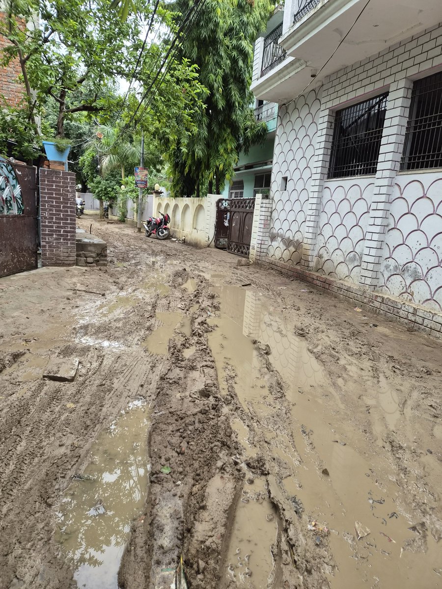 ashutoshUPPSS's tweet photo. यह किसी गाँव की गली नहीं है यह जनपद बांदा  का मुख्य मोहल्ला स्वराज्यकालोनी की गली no 3 है,पानी की पाइपलाइन पड़े दस दिन हो गए,स्थिति यह है कि , लोग  पैदल नहीं निकल  पा रहे है। हद है...विकास का स्वरूप ऐसा भी @DM_Banda1 @prakashbjp_ @RamkeshBJP @swatantrabjp https://t.co/wzxSZKVPGl