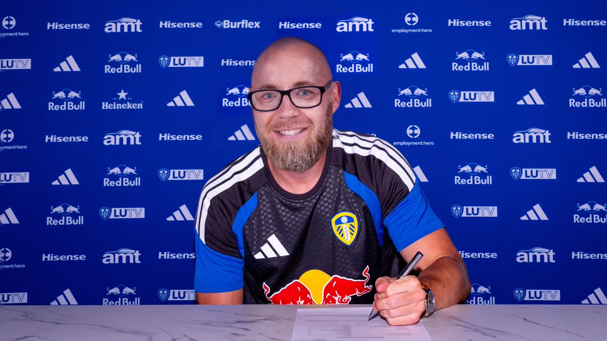 LUFCDATA's tweet photo. @GrahamSmyth OFFICIAL: Graham Smyth has agreed a permanent move to Leeds from the Yorkshire Evening Post. Undisclosed fee. Shrewd signing. ✍️ https://t.co/B2dWJ9JtWW