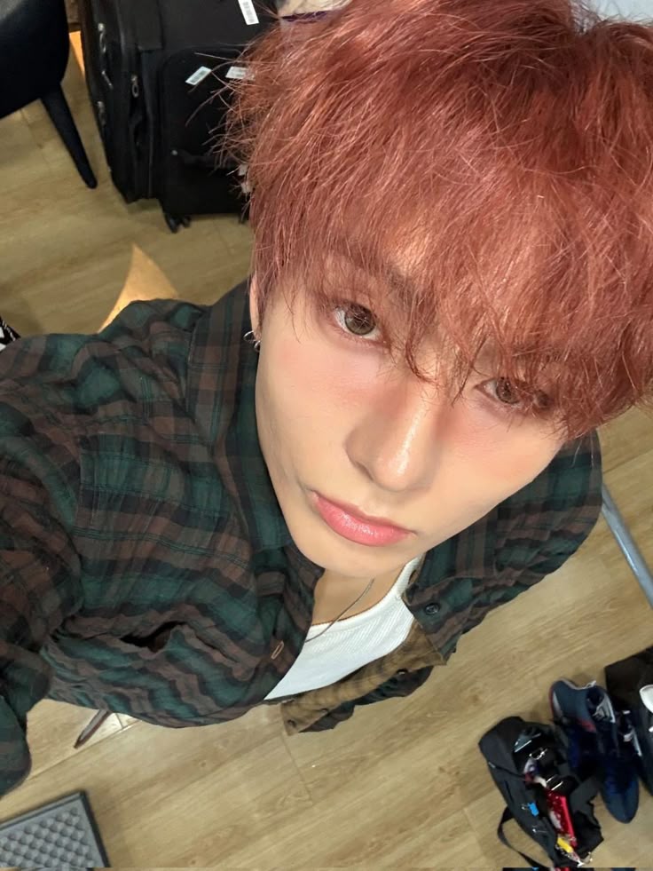 st4risr34l's tweet photo. 와인초코색머리싱민이 https://t.co/WKXMeAHRh9