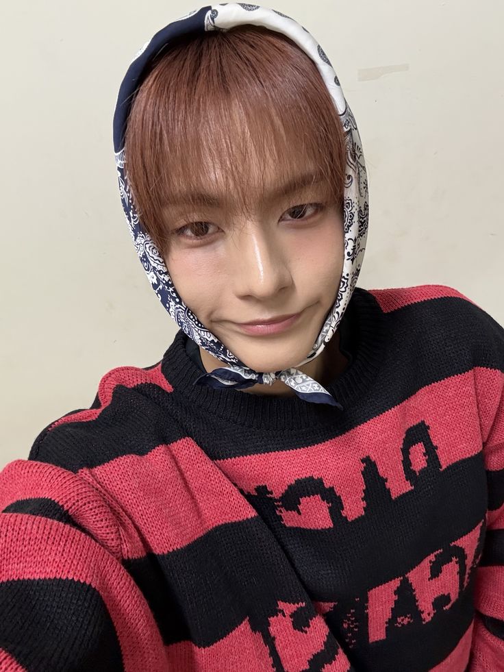 st4risr34l's tweet photo. 와인초코색머리싱민이 https://t.co/WKXMeAHRh9
