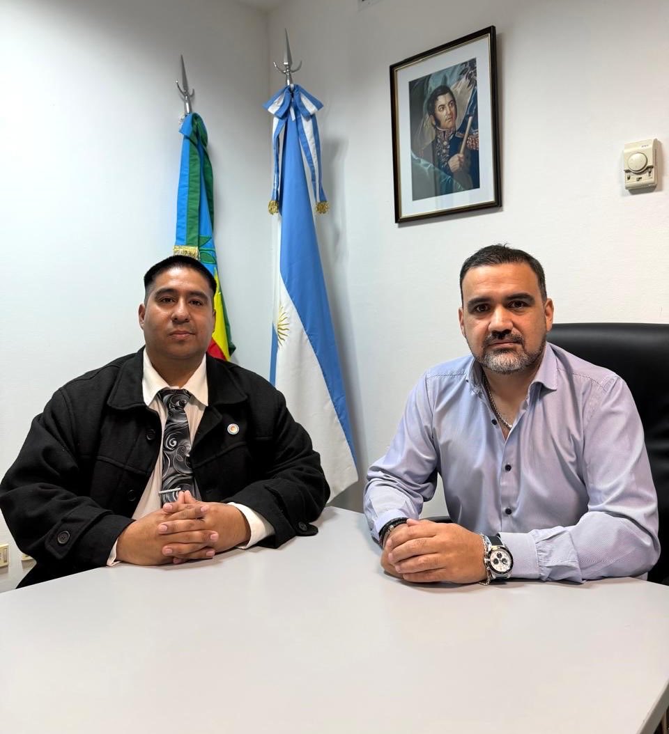 fabianluayza's tweet photo. Nos reunimos con nuestro concejal en Patagones, Roberto Martínez. Estuvimos dialogando sobre la realidad que se vive en el sur de la provincia y del impacto que generaría en los bolsillos de la gente la eliminación del régimen de Zonas Frías en la ciudad más austral de la provincia de Buenos Aires.

Si avanzan los cambios que propone el gobierno nacional, los vecinos del sur bonaerense sufrirán un fuerte incremento en las facturas de gas para los hogares de la región, donde la calefacción es un servicio vital durante gran parte del año.