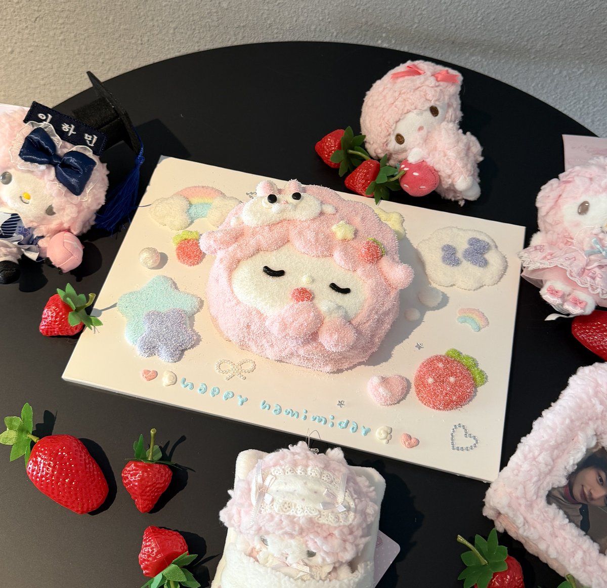 hachandes's tweet photo. 사랑하는 하민아 생일을 진심으로 축하해요 ♡♡

같이 보내는 두 번째 생일이라니 믿기지 않네 시간이 너무 빠른 것 같은데 문화제가 시작된 작년부터 응하가 방영하고 투어를 도는 5월 내내 덕분에 정말 행복했고 생일을 준비하는 동안에도 네가 나에게 얼마나 큰 부분을 차지하고 있고 네가 주는 행복이 얼마나 큰지 다시 한번 깨달았어 앞으로도 지금까지 그랬듯 변함없이 기다릴 거고 누구보다 너의 꿈을 응원해 성공적인 데뷔가 되길 기도할게 

네가 세상에 나와 전하는 영향력이 모두 선한 영향력이기를 진심으로 바라 우리 자주 오래 보자 사랑해요 강아지🩷🩷

#해피하민데이_나의자전거소년
#20DreamsWithHamin