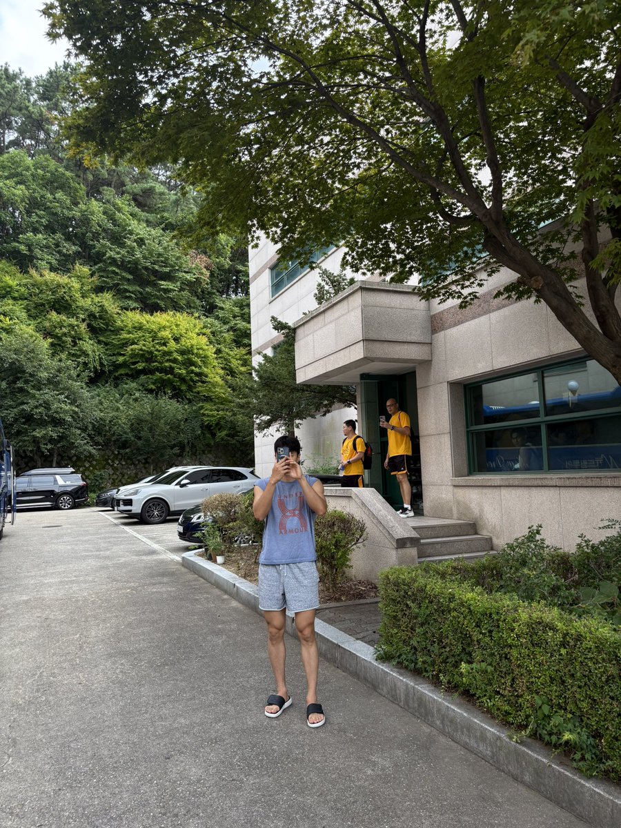 33ung333's tweet photo. 작년 웅이 생일날💙 이 날 많은 팬들에게 많은 축하 받으며 행복해 하던 웅이를 보며 내가 더 더 행복했던…. 넌 더 더 사랑받아 마땅하고 충분한 사람임을 절대 잊지 않았으면 좋겠어. 생일 축하하구 몸 건강히 오래오래 농구하자. 늘 말하는거지만 온 마음 다해 응원해🙏 https://t.co/PMVsedneY2
