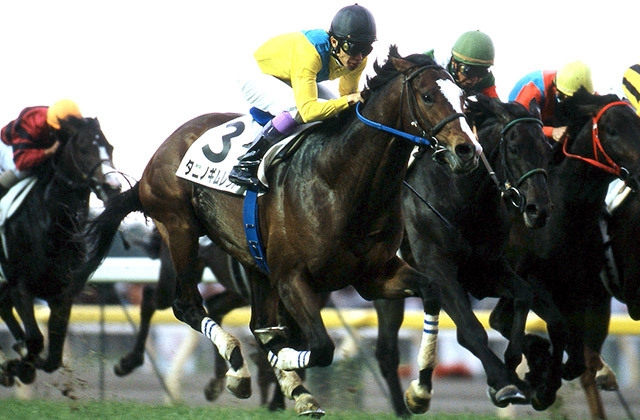JRAVAN_info's tweet photo. #タニノギムレット がデビューしたのは2001年の8月5日。初陣はダート1000mで2着に敗れるも、芝に替わった2戦目から4連勝。皐月賞とNHKマイルCでの惜敗を糧にダービー馬の栄光をつかみました。 https://t.co/ZsuOnZaTnF