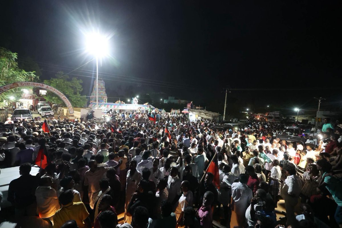 AravindRajaOff's tweet photo. காலைல காவல்துறை தான் அரெஸ்ட் பண்ணுச்சி. ஆனா இப்போ நாங்க நினைச்சா தான் காவல்துறையே ரிலீஸ் ஆகும்.🔥

DMK 🖤♥️💥💥💥💥💥💥💥��� https://t.co/Ih36FBLcDx