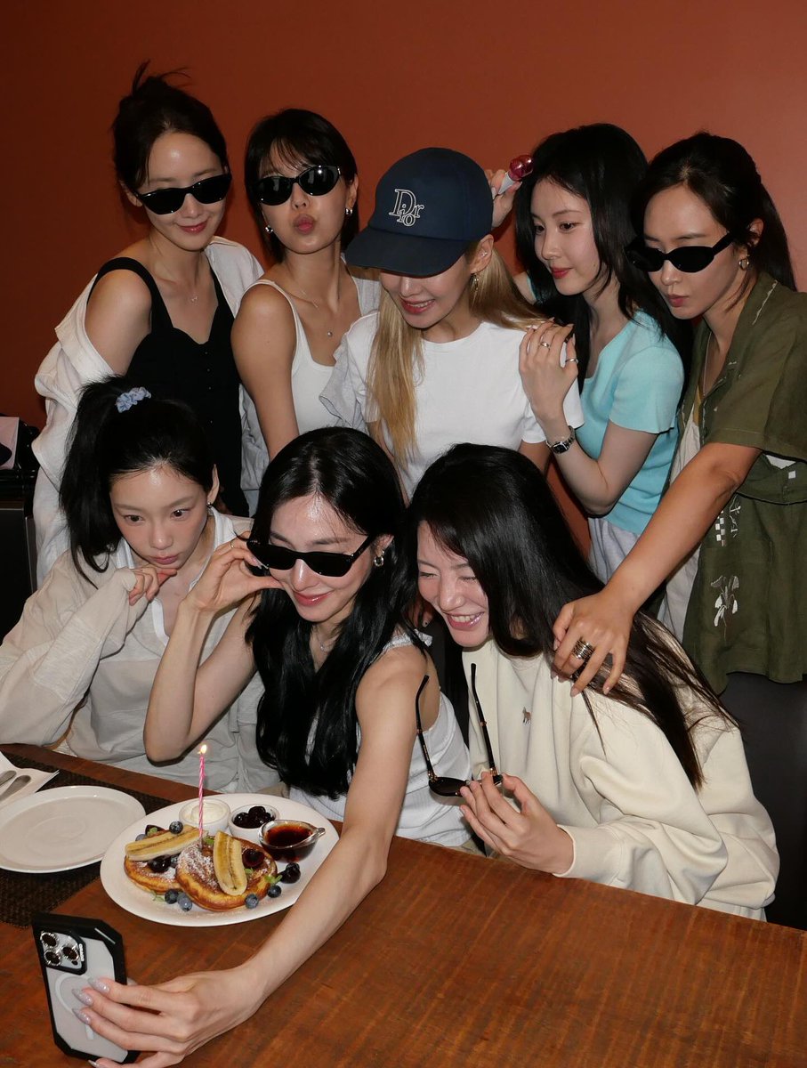 ultsootaeng's tweet photo. happy 19th anniversary to snsd girlies 💖💕 https://t.co/ZK8M5Ioo0g