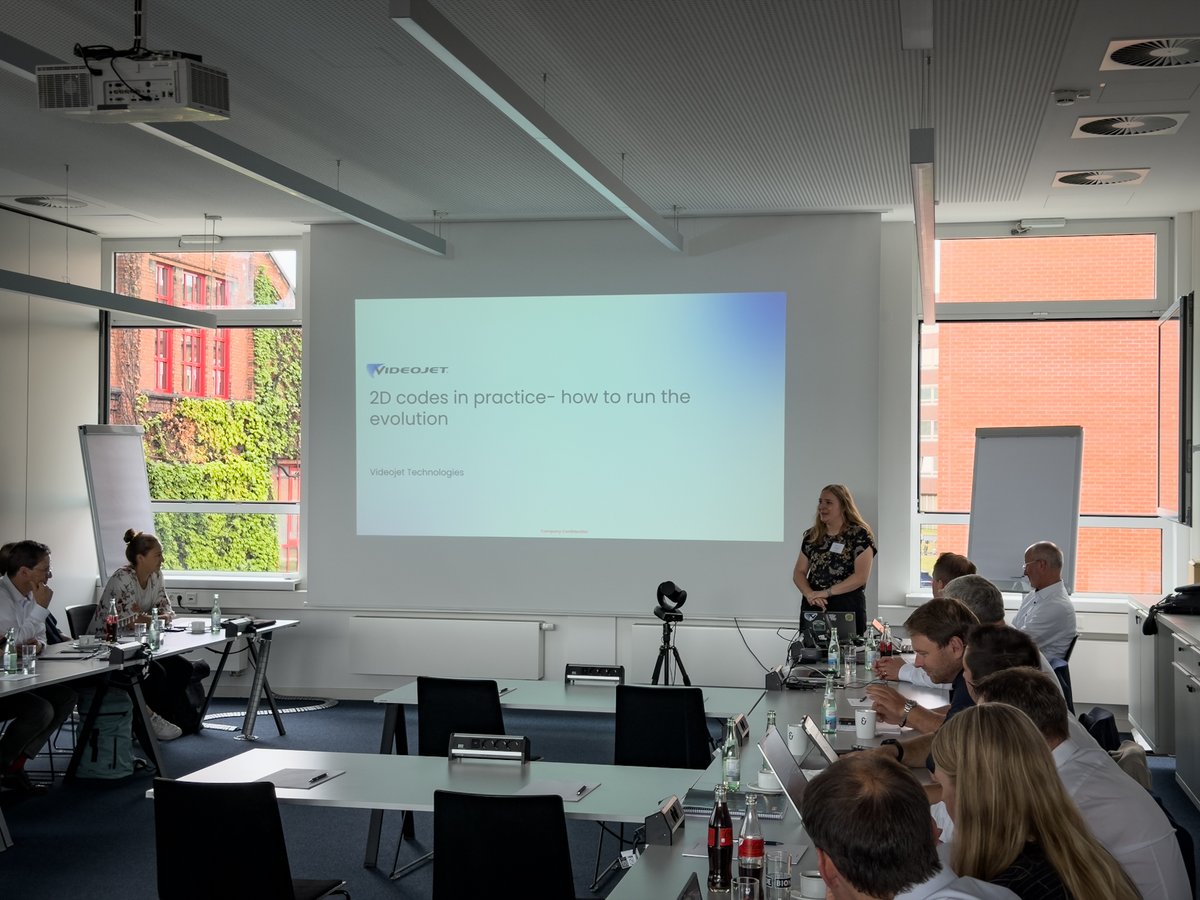 VideojetUS's tweet photo. ♻️ Creating a circular economy requires collaboration. Videojet was proud to join the R-Cycle General Assembly to discuss how product identification and traceability can support smarter material flows, greater transparency, and packaging sustainability. 🤝 #RCycle #PPWR #Videojet https://t.co/GjdNNF4wev