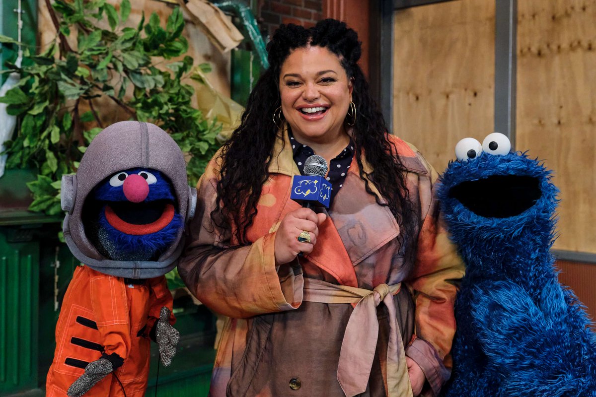MeCookieMonster's tweet photo. Me ready for me interview. Me will try not to get any cookie crumbs on da microphone this time. #StormOnSesameStreet https://t.co/hgcwxHB34r