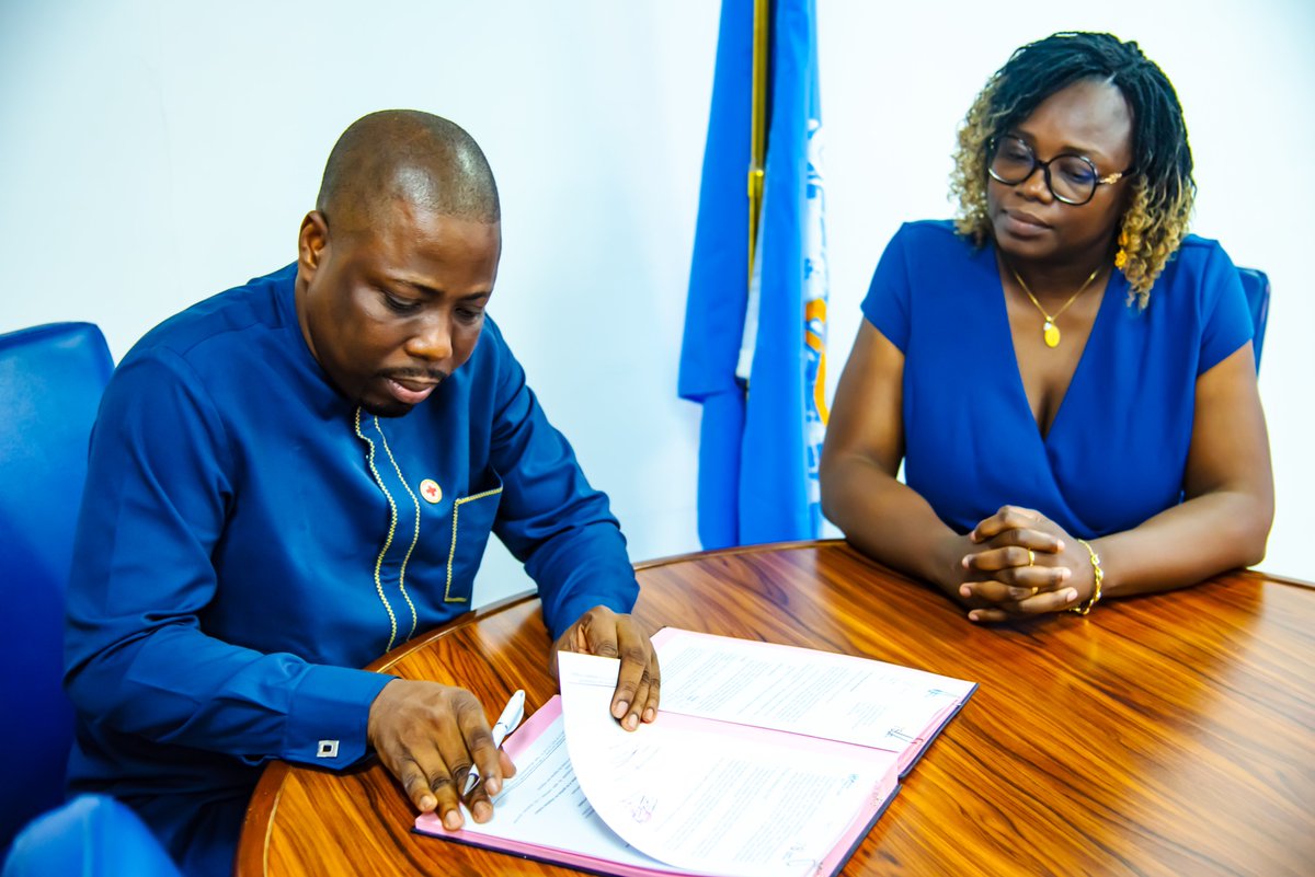 oms_benin's tweet photo. 🤝🏾L'@oms_benin et la @CroixRougeBj ont signé hier une lettre d'accord pour renforcer la continuité des services de santé et la réponse aux urgences sanitaires au #Bénin🇧🇯.
Ensemble, nous soutenons les populations les plus vulnérables et renforçons la résilience des communautés. https://t.co/SRwfUCc3sA