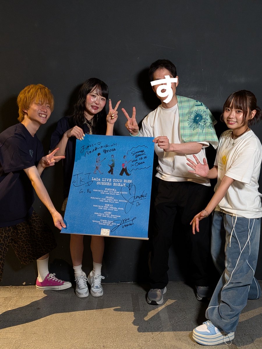 sumisuminn_'s tweet photo. とにかく楽しかった！

3人とも、ステージに立った時のオーラって言うん？ステージングや演奏の安定感とかも含めほんとにすごく良い状態のバンドやなぁと改めて実感。

サイン入りポスターもありがとうございます！
おたおめも言えたし感無量✨

ほんでお馴染みのメンバーでLalaラ後ラ

#Lalaと夏休み https://t.co/iH4s9Fl6ZJ