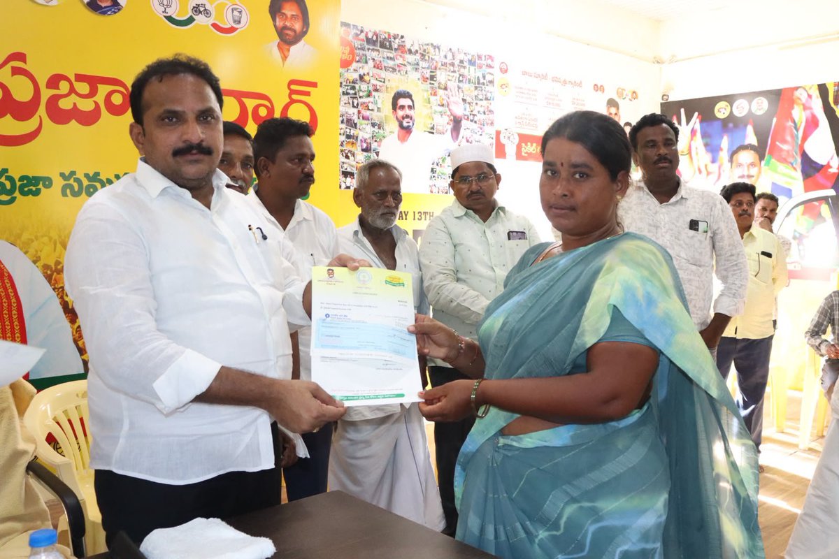 inrKandukuru's tweet photo. కందుకూరు టిడిపి కార్యాలయంలో 56 మంది లబ్ధిదారులకు 35.30 లక్షల విలువైన CMRF చెక్కులు పంపిణీ చేసి ఎప్పుడు అండగా ఉంటామని భరోసా కల్పించడం జరిగింది.
#inragain2029 #inrmarkruling #inturinageswararao #kandukurtdp #TEAMINR #kandukur #NaraLokesh #NaraChandrababuNaidu #PawanKalyan https://t.co/EEvGUWLOXW