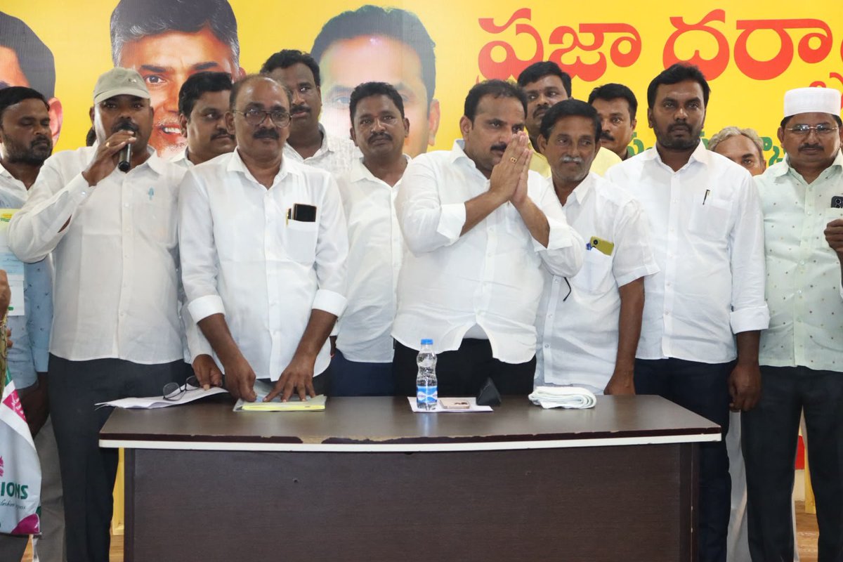 inrKandukuru's tweet photo. కందుకూరు టిడిపి కార్యాలయంలో 56 మంది లబ్ధిదారులకు 35.30 లక్షల విలువైన CMRF చెక్కులు పంపిణీ చేసి ఎప్పుడు అండగా ఉంటామని భరోసా కల్పించడం జరిగింది.
#inragain2029 #inrmarkruling #inturinageswararao #kandukurtdp #TEAMINR #kandukur #NaraLokesh #NaraChandrababuNaidu #PawanKalyan https://t.co/EEvGUWLOXW