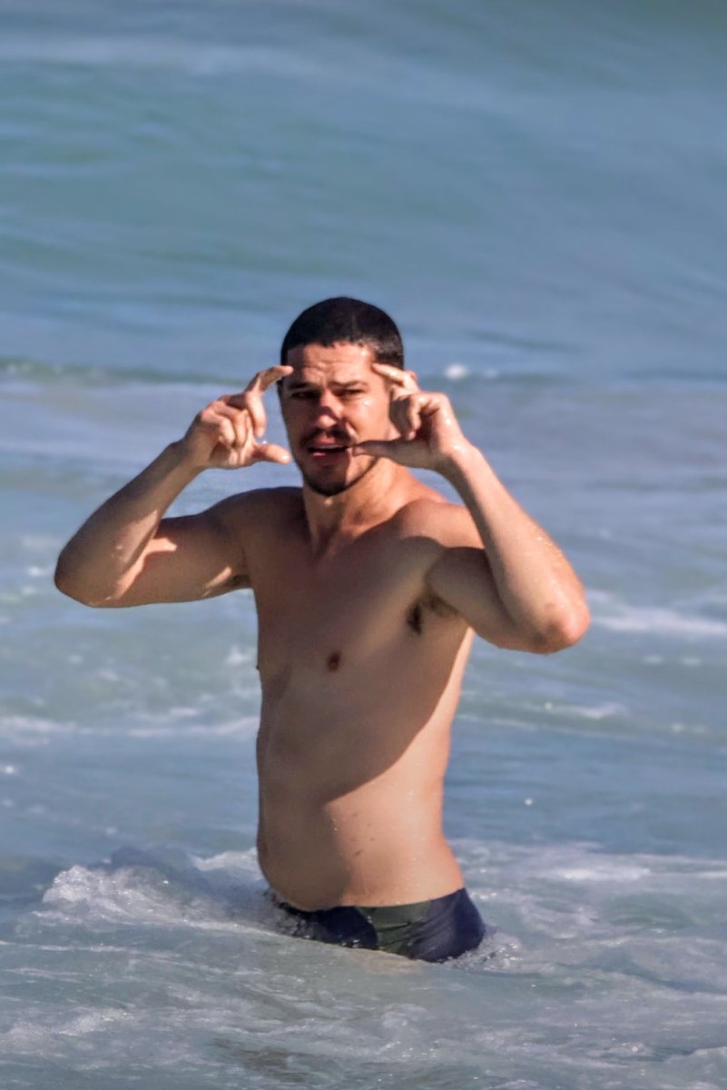 choquei's tweet photo. 🚨VEJA: José Loreto brinca com paparazzo durante banho de mar e faz pose para as câmeras. https://t.co/FyCQYxnItL