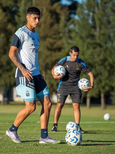 RodAzurmendi's tweet photo. Realmente espero que alguien le haga entender a Delgado y Riquelme que ceder a Santiago Zampieri sería un error gigante.

En marzo fue convocado a la Sub-20. Tiene muchas chances de ser el 3 de @Argentina en el Sudamericano y Mundial 2027.

Ya debería alternar con Lautaro Blanco. https://t.co/aaXbT6zDsK