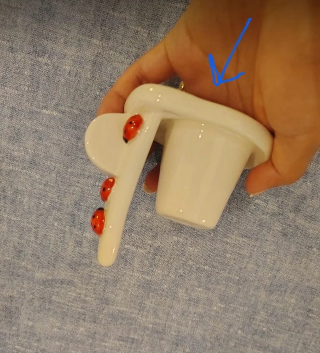 Idarabasimi's tweet photo. My friend got this as a wedding gift and we are completely stumped 😭

No note. No brand. Nothing.
The top is hollow like this _/ and the bottom is solid. There are two of them...one slightly bigger than the other.

First thought was a tea bag holder for the side of a glass… but it doesn’t feel right. No holes so it’s not a strainer. The gap is too narrow for paper towels or toilet paper.

They just moved to Italy and had their wedding there. Is this some Italian gadget we’re too confused to understand??

Someone please tell us what this is 😩