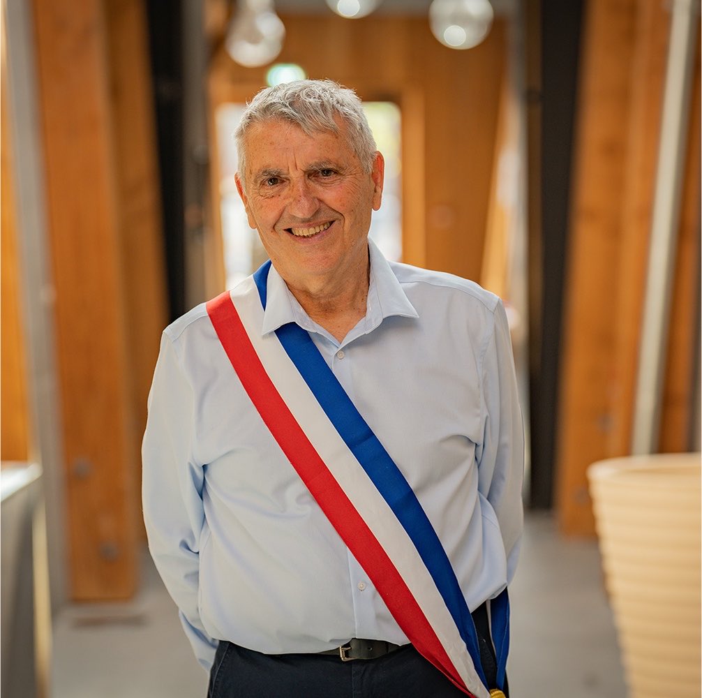 french_report78's tweet photo. 🔴🔥💸 FLASH — Alors que 1 500 pompiers combattaient l’incendie du Gros-Bessillon, Jean-Pierre Squillari, maire d’union de la gauche d’Aubagne, a demandé du matériel du SDIS 13 pour protéger son cabanon privé dans le Var.

Une pompe, 60 mètres de tuyaux et une lance étaient concernés. L’élu ne nie pas les faits et invoque la « fraternité opérationnelle ».

(La Provence)