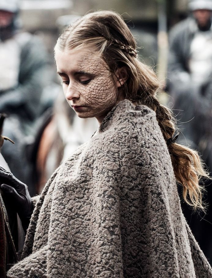 FrikiTalentoso's tweet photo. En #GameOfThrones vimos masacres, traiciones y monstruos implacables... pero lo de Melisandre dolió a otro nivel. Ninguna profecía del Señor de la Luz justifica lo que le hizo a Shireen. Ahí la Mujer Roja no fue un instrumento del destino; fue una asesina de la inocencia. https://t.co/I8xQtFFfKt