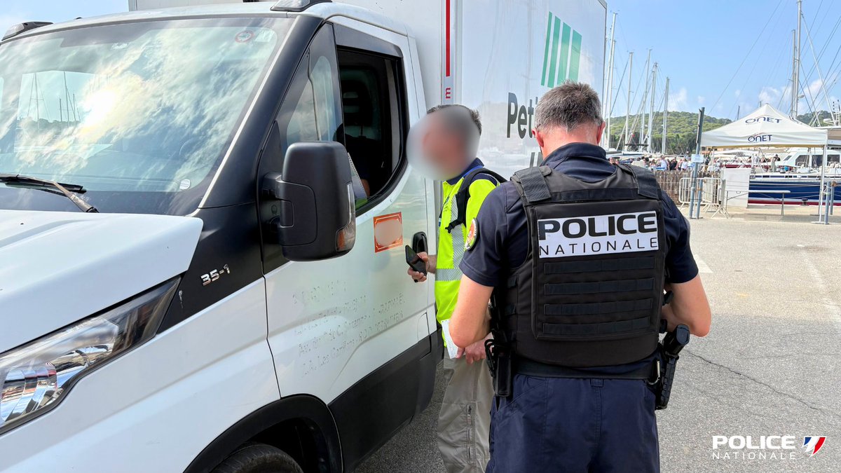 PoliceNat83's tweet photo. 🚨 Opération #CODAF à #Porquerolles 🏝️ avec la CPN #Hyères, la brigade nautique 🚤 et la #DREAL.
Contrôles transports 🚛🚌 : 3 véhicules de voyageurs et plusieurs marchandises. ⚠️ Infractions relevées sur un autocar. Contrôle #RSE à suivre. 👮♂️🤝
#Transports #Sécurité #Var https://t.co/zdMIlrcAtJ