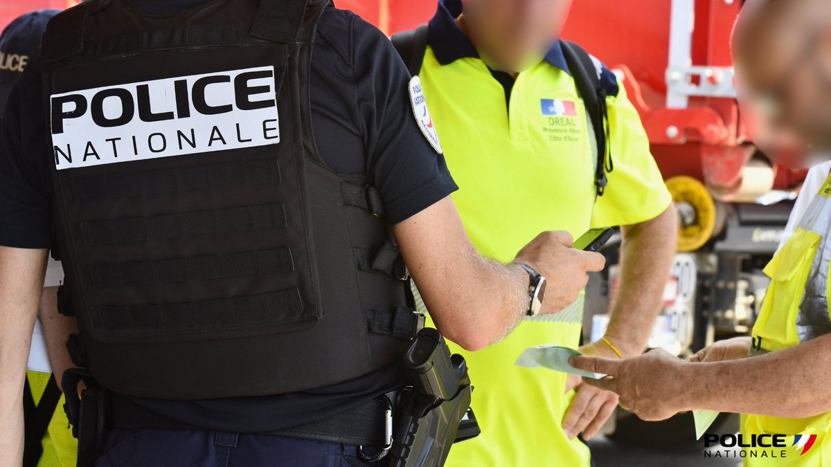 PoliceNat83's tweet photo. 🚨 Opération #CODAF à #Porquerolles 🏝️ avec la CPN #Hyères, la brigade nautique 🚤 et la #DREAL.
Contrôles transports 🚛🚌 : 3 véhicules de voyageurs et plusieurs marchandises. ⚠️ Infractions relevées sur un autocar. Contrôle #RSE à suivre. 👮♂️🤝
#Transports #Sécurité #Var https://t.co/zdMIlrcAtJ