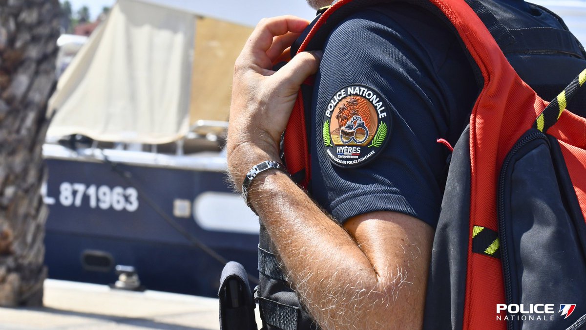 PoliceNat83's tweet photo. 🚨 Opération #CODAF à #Porquerolles 🏝️ avec la CPN #Hyères, la brigade nautique 🚤 et la #DREAL.
Contrôles transports 🚛🚌 : 3 véhicules de voyageurs et plusieurs marchandises. ⚠️ Infractions relevées sur un autocar. Contrôle #RSE à suivre. 👮♂️🤝
#Transports #Sécurité #Var https://t.co/zdMIlrcAtJ