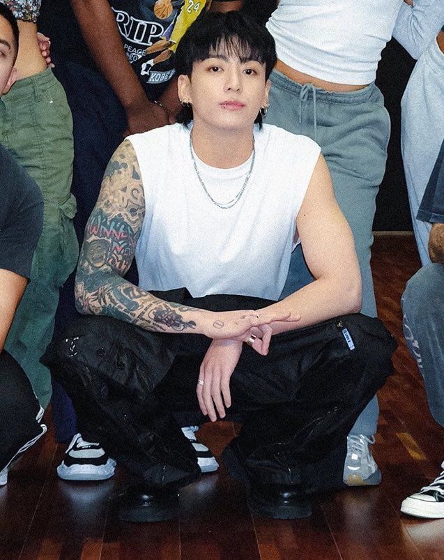 wkce8x's tweet photo. in the comments they are saying that jungkook never performed in tank tops but at least he used wear short sleeves during old tours and before military now what is it that stops him from wearing ordinary tshirts during hot weather ??? its his love for winter

#정국 #윈터 #winkook https://t.co/UPFldAayyD