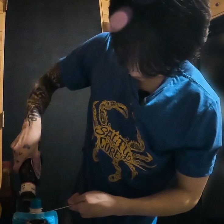 wkce8x's tweet photo. in the comments they are saying that jungkook never performed in tank tops but at least he used wear short sleeves during old tours and before military now what is it that stops him from wearing ordinary tshirts during hot weather ??? its his love for winter

#정국 #윈터 #winkook https://t.co/UPFldAayyD