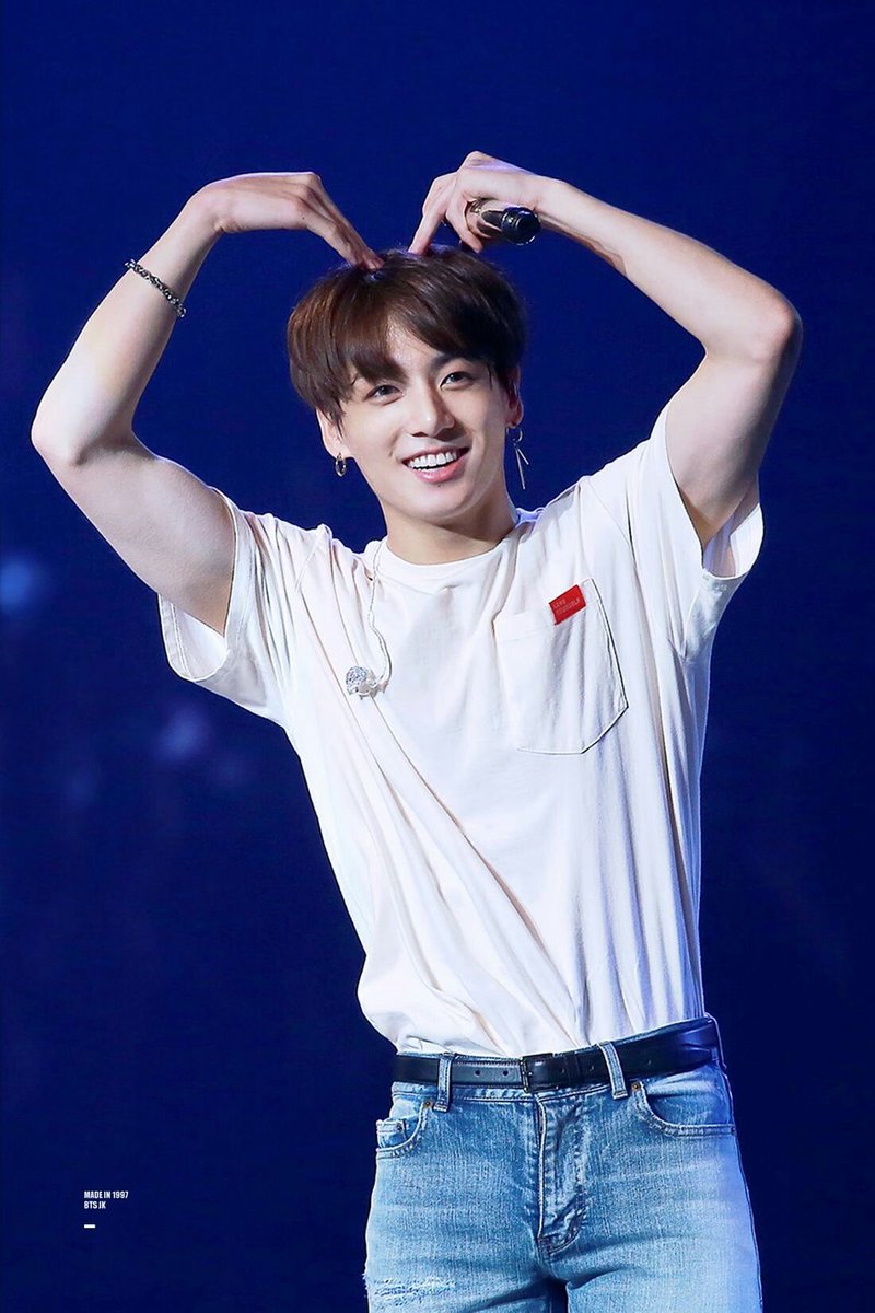 wkce8x's tweet photo. in the comments they are saying that jungkook never performed in tank tops but at least he used wear short sleeves during old tours and before military now what is it that stops him from wearing ordinary tshirts during hot weather ??? its his love for winter

#정국 #윈터 #winkook https://t.co/UPFldAayyD