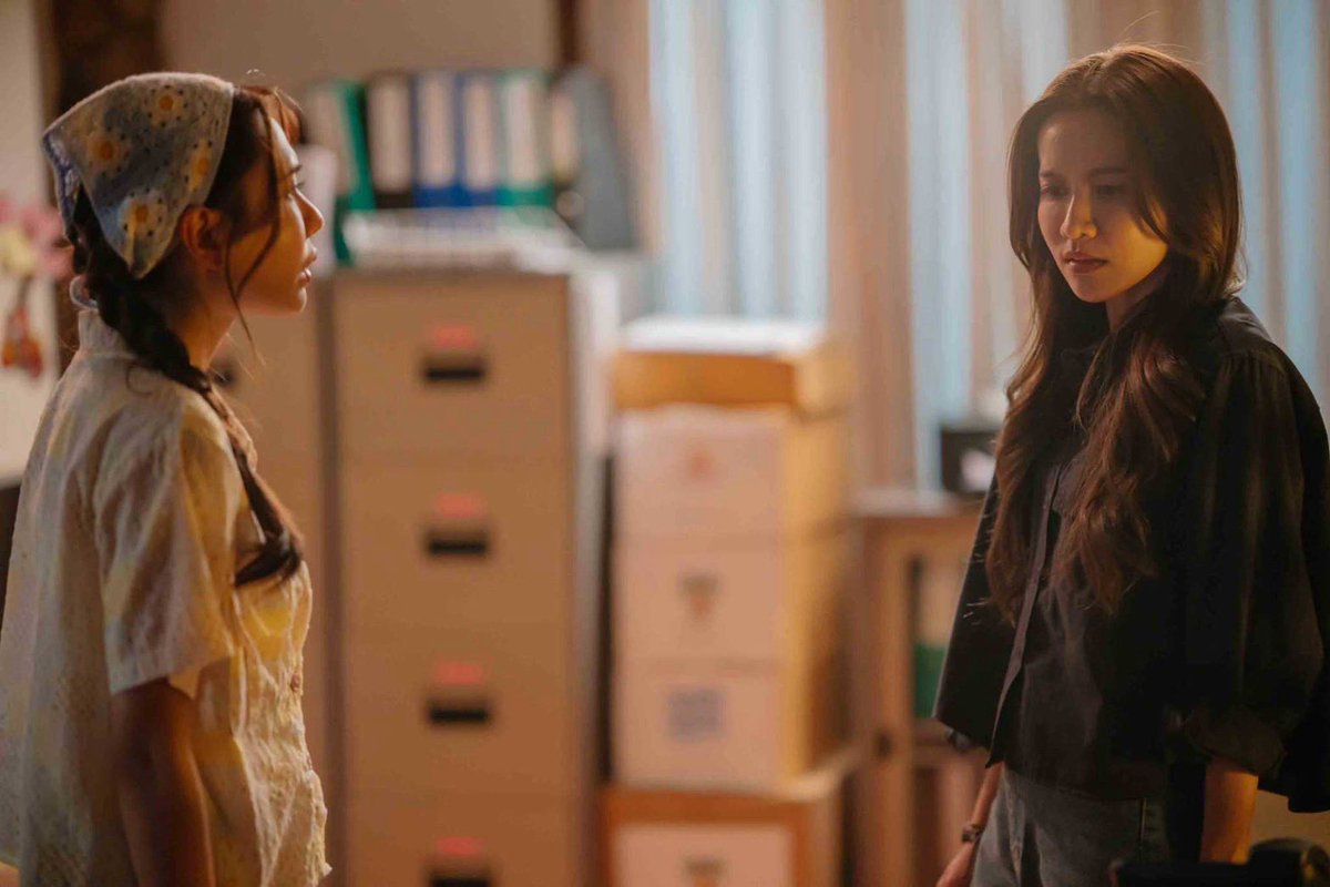 TalkinTrend's tweet photo. น้ำหนึ่ง" ถึงเวลาต้องเลือก! หัวใจหรือบุญคุณ ใน 
"โซ่รักอัคนี" EP.5
#โซ่รักอัคนี #4Elements
#บ้านวาทินวณิช #NorthStarEntertainment
#Ch7HD #iQIYI

เรื่องราวเข้มข้นขึ้นทุกสัปดาห์ สำหรับ “โซ่รักอัคนี” ซีรีส์ GL กระแสแรง ที่แฟนๆ ต่างชื่นชมทุกองค์ประกอบของเรื่อง โดยเฉพาะฝีมือการแสดงของ น้ำหนึ่ง-มิลิญ วาทินธนะกิจ และ เนย-กานต์ธีรา วัชรทัศนกุล ที่เคมีเข้ากันจนคนดูอินไม่หยุด ส่งให้ซีรีส์ครองเรตติ้งสูงสุดของซีรีส์ GL ได้อย่างต่อเนื่องทุกสัปดาห์

ความเข้มข้นของ “โซ่รักอัคนี” EP.5 หลังกลับจากเกาะ กะเพรากลายเป็นเป้าระบายอารมณ์ของภาณี ที่ลงโทษเธอเพราะเชื่อว่าเป็นต้นเหตุให้ไฟต้องลำบาก แต่เบื้องหลังความปากร้าย ไฟกลับแอบมาช่วยกะเพรา พร้อมเผยความจริงว่าตลอดหลายปีที่ผ่านมา คนที่คอยช่วยเธอในยามถูกลงโทษก็คือไฟ ความสัมพันธ์ของทั้งคู่จึงเริ่มเปลี่ยนไปทีละน้อย แม้จะยังคงปะทะคารมกันเหมือนเดิมก็ตาม
 
เมื่อรู้ว่ากะเพรามี “พี่จ๋า” อยู่ในใจ ไฟยิ่งกระวนกระวายโดยไม่เข้าใจความรู้สึกของตัวเอง ทั้งที่ความจริง “พี่จ๋า” คนนั้นก็คือตัวไฟในวัยเด็กที่กะเพราไม่เคยลืมเลือน แม้จะยังไม่มีใครกล้าพูดความจริงออกมา ขณะเดียวกัน ไฟพยายามทำดีกับกะเพราตามคำแนะนำของลม ทั้งสองได้ใช้เวลาร่วมกันอย่างมีความสุข และเปิดใจพูดถึงครอบครัว จนความรู้สึกดีๆ เริ่มชัดเจนขึ้นกว่าเดิม
 
แต่ในขณะที่หัวใจของไฟกำลังเริ่มเลือกคำตอบ นทกลับประกาศตรงๆ ว่าจะไม่ยอมเสียกะเพราให้ใคร พร้อมขอให้ไฟถอยออกมา หากไม่ได้คิดจริงจังกับเธอ ขณะเดียวกัน ภาณีก็บังคับให้ไฟรับปากว่าจะไม่ทำให้ตนผิดหวัง ทำให้ไฟต้องเผชิญกับทางเลือกครั้งสำคัญ ระหว่างความรักที่กำลังก่อตัว กับบุญคุณของคนที่เลี้ยงดูไฟมาทั้งชีวิต

ห้ามพลาด “โซ่รักอัคนี” EP.5 วันเสาร์ที่ 8 สิงหาคม เวลา 20.30 น. ทาง ช่อง 7HD และรับชมออนไลน์เวอร์ชัน UNCUT เวลา 21.30 น. ผ่านแอป iQIYI และเว็บไซต์ https://t.co/8bMbTKdY9n เท่านั้น

ติดตามข้อมูลข่าวสารเพิ่มเติมของเมกะโปรเจกต์ซีรีส์ 4 Elements บ้านวาทินวณิช ได้ทุกช่องทางโซเชียลมีเดีย Facebook / Instagram / TikTok / X : 4elementsgl