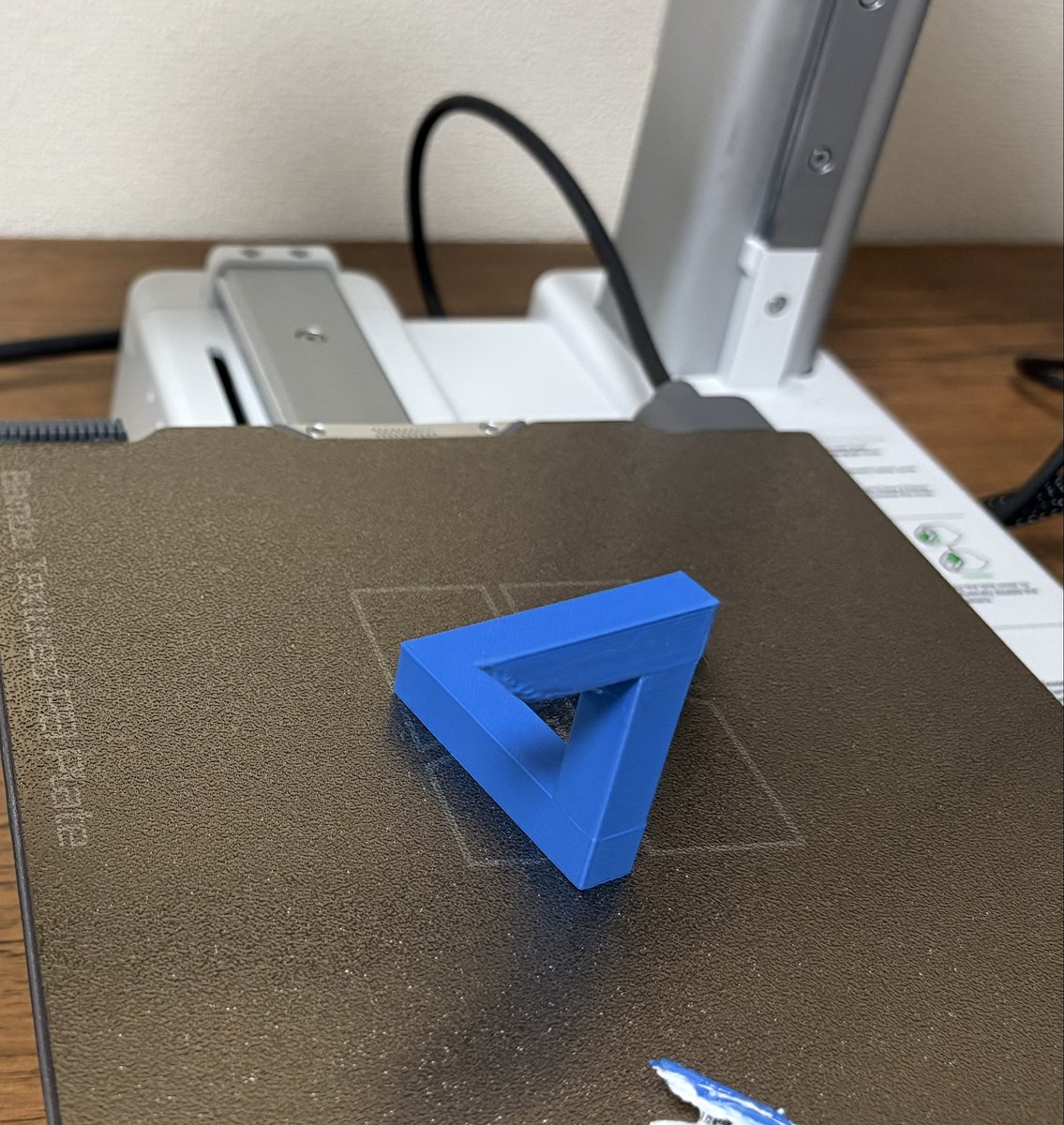 mi2valley's tweet photo. 3Dプリンターでペンローズの三角形印刷してみた https://t.co/fMgJMJ3G93