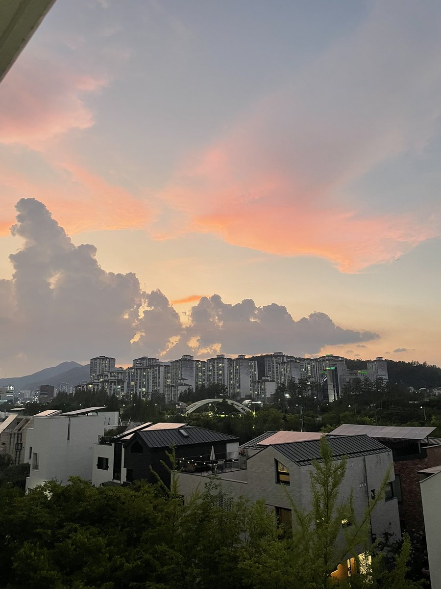 e__e0_0's tweet photo. D-107 오늘 하늘이 진짜 너무 예뻤음 https://t.co/IOYRiHXlNs
