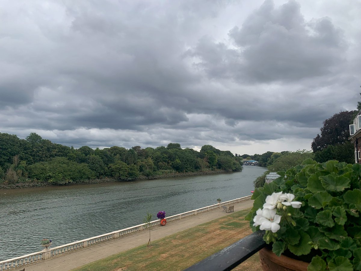 ruths_gallery's tweet photo. What a wonderful relief.
#thames #clouds #viewfrommybalcony #twickenham #loveukweather https://t.co/Ppo4xJzCul
