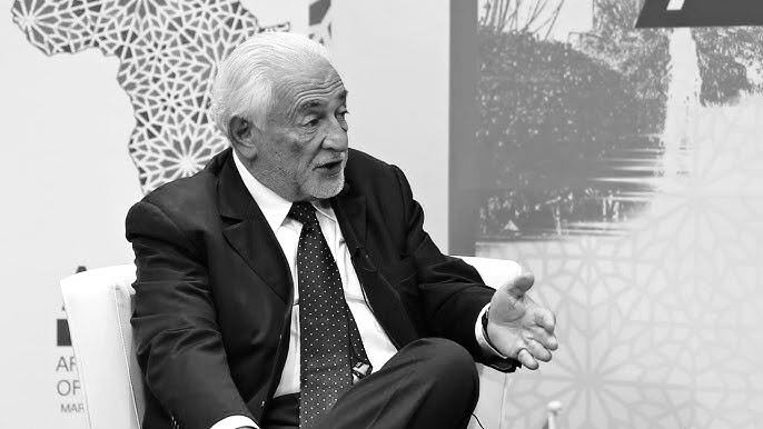DSK_Ressource's tweet photo. Dominique Strauss-Kahn 🗣 " Quant à la mondialisation, trame de tous nos débats, marque-t-elle vraiment ce pas décisif, ce changement ultime, cette fin de l'Histoire si souvent annoncée? Le Coca-Cola réussira-t-il là où ont échoué Alexandre, César et Napoléon? #LaFlammeEtLaCendre https://t.co/7Qd7lPeIxC