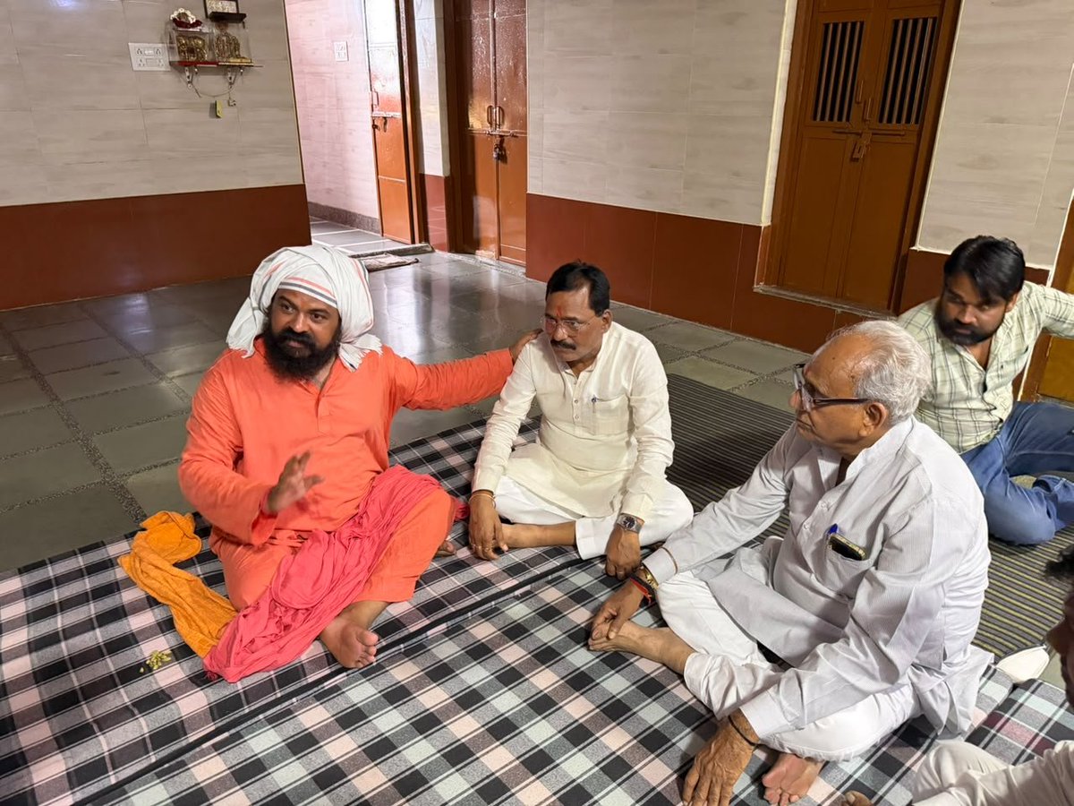 m_dadheech's tweet photo. आज खासोली धाम पहुँचकर पूज्य श्री नवरत्न गिरि जी महाराज के पावन सान्निध्य में उपस्थित होकर उनका आशीर्वाद प्राप्त किया। तत्पश्चात करंट वाले बालाजी के दर्शन एवं पूजा-अर्चना कर प्रदेशवासियों की सुख-समृद्धि, उत्तम स्वास्थ्य, शांति एवं लोककल्याण की मंगलकामना की।

इस पावन अवसर पर पूर्व राज्यसभा सांसद श्री राजेन्द्र गहलोत जी साथ रहे।

@BJP4Rajasthan @BhajanlalBjp @ajaeybjp @madanrrathore