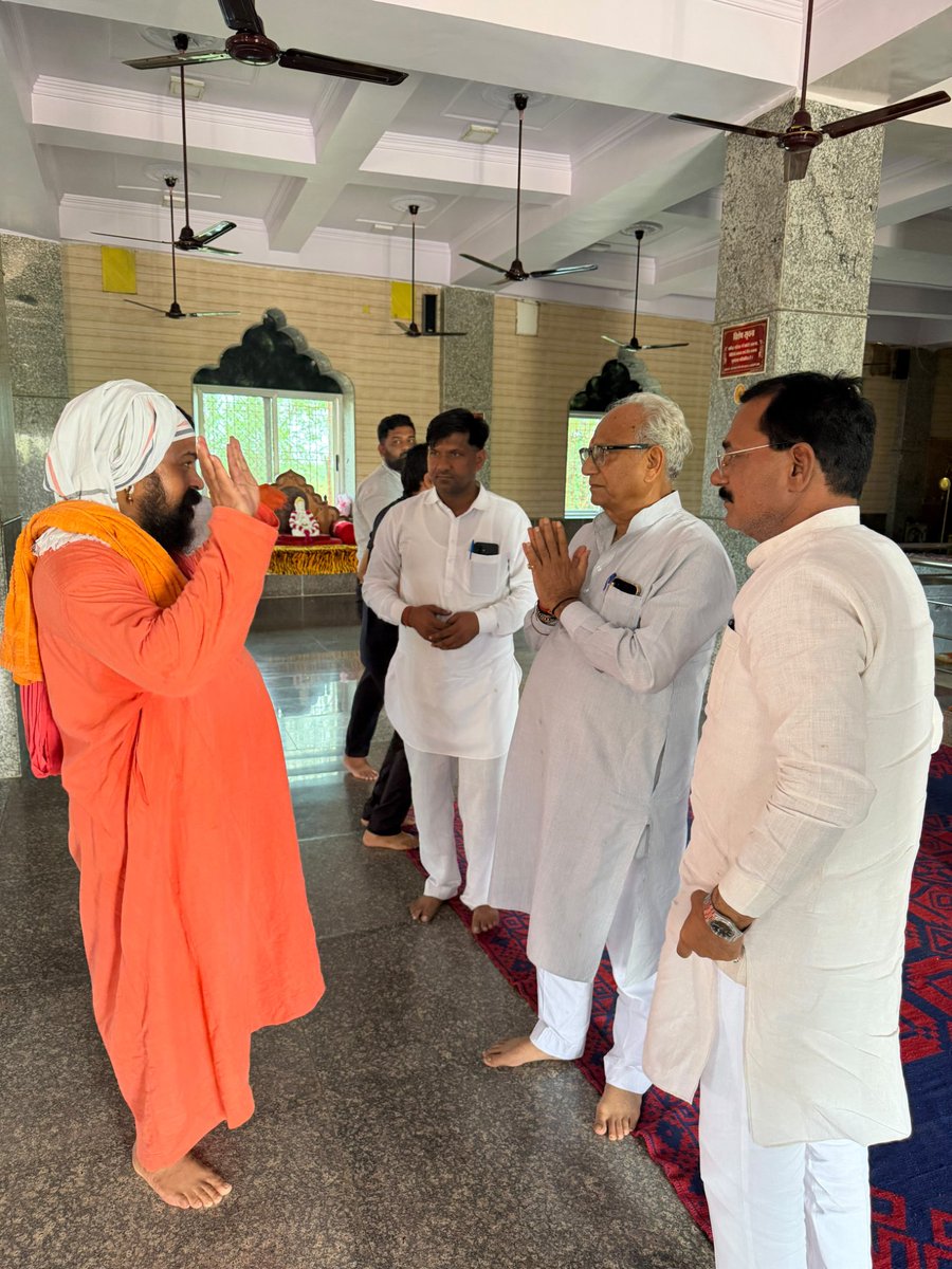 m_dadheech's tweet photo. आज खासोली धाम पहुँचकर पूज्य श्री नवरत्न गिरि जी महाराज के पावन सान्निध्य में उपस्थित होकर उनका आशीर्वाद प्राप्त किया। तत्पश्चात करंट वाले बालाजी के दर्शन एवं पूजा-अर्चना कर प्रदेशवासियों की सुख-समृद्धि, उत्तम स्वास्थ्य, शांति एवं लोककल्याण की मंगलकामना की।

इस पावन अवसर पर पूर्व राज्यसभा सांसद श्री राजेन्द्र गहलोत जी साथ रहे।

@BJP4Rajasthan @BhajanlalBjp @ajaeybjp @madanrrathore