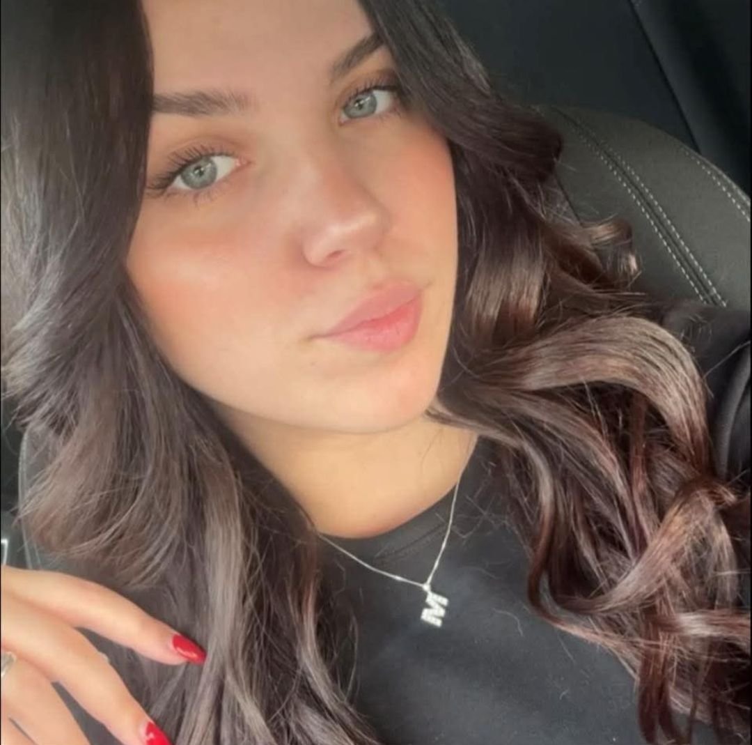 lokol6treb's tweet photo. Voici la cousine d'un abonné. Très beau visage et des bonnes lèvres de suceuse. 

Donnez-moi votre avis (sans limites). 

#irl #proche #cousine https://t.co/Z1RjVFAVb8
