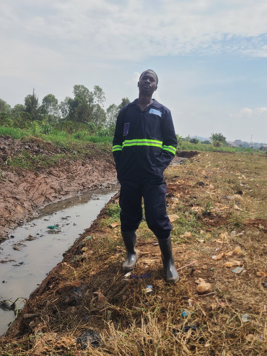 alextwikirize95's tweet photo. It's easy to underestimate how much stagnant, clogged water contributes to flooding and diseases in our communities  until you're out there clearing it yourself.
Grateful 2 @Sisterhood_Intl 4 this project. 

#KampalaFloodWatch #BwaiseKatoogo #KeepKampalaClean https://t.co/h1R59RDhqq